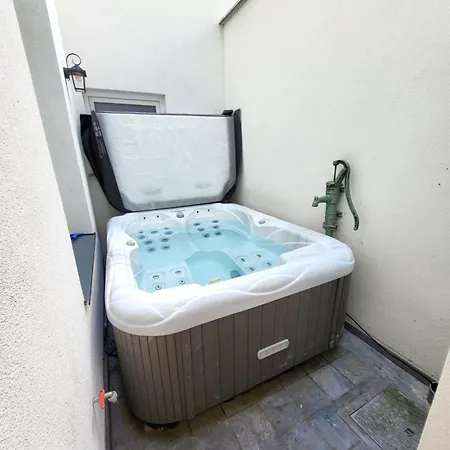 Holiday home Castle-grounds House With Rooftop View & Jacuzzi