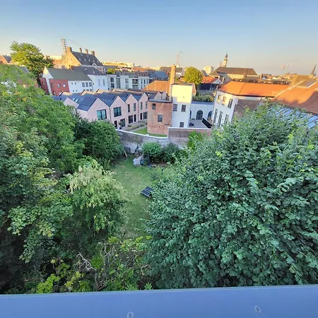 Castle-grounds House With Rooftop View & Jacuzzi Holiday home *