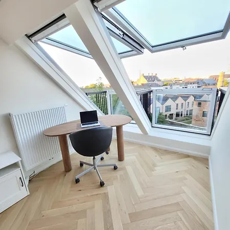 Castle-grounds House With Rooftop View & Jacuzzi Holiday home